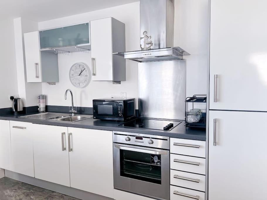 Stylish Seaview One-Bedroom Apt Суонси Экстерьер фото