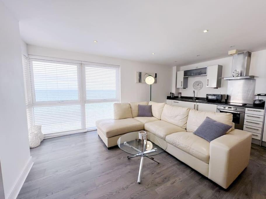 Stylish Seaview One-Bedroom Apt Суонси Экстерьер фото